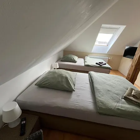 Doppelzimmer-bad-kuehlschrank-tv-19 *