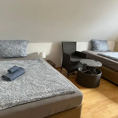 Doppelzimmer-bad-kuehlschrank-tv-19 Hotel *