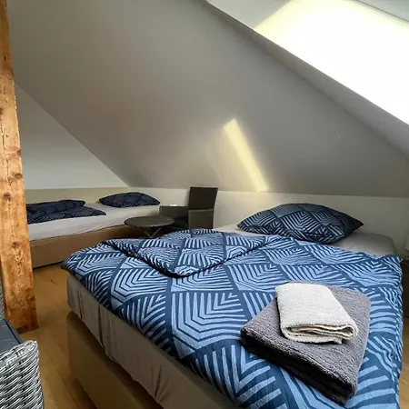 Doppelzimmer-bad-kuehlschrank-tv-19