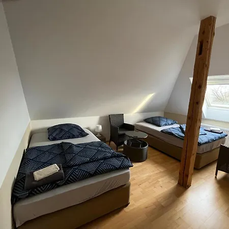 Hotel Doppelzimmer-bad-kuehlschrank-tv-19 *