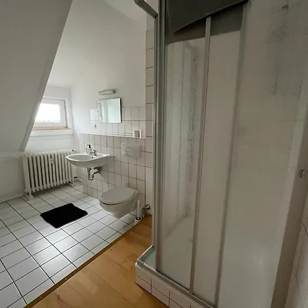 Doppelzimmer-bad-kuehlschrank-tv-19 Hotel *