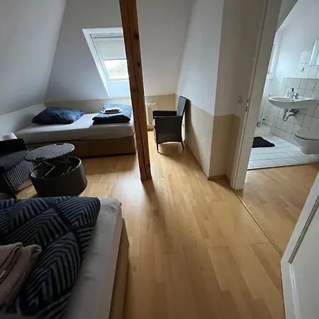 Doppelzimmer-bad-kuehlschrank-tv-19