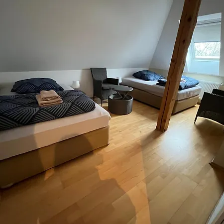 Doppelzimmer-bad-kuehlschrank-tv-19 Hotel