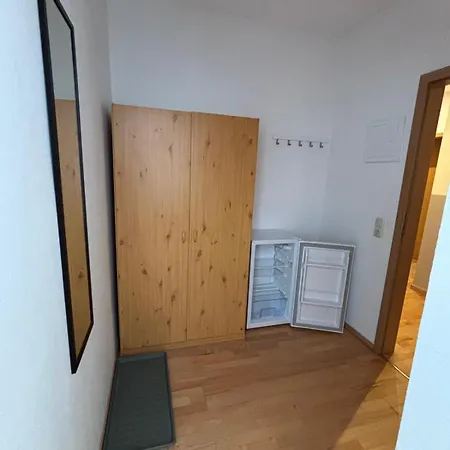 Doppelzimmer-bad-kuehlschrank-tv-19 Hotel