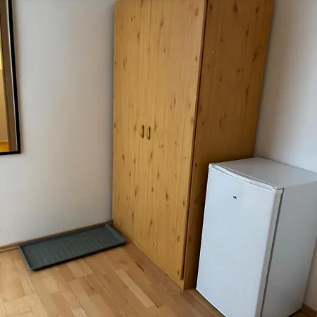 Hotel Doppelzimmer-bad-kuehlschrank-tv-19