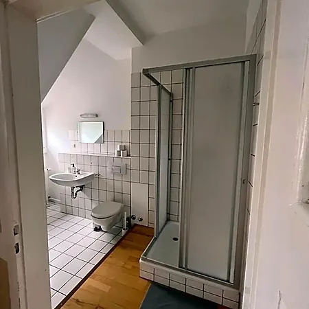 Hotel Doppelzimmer-bad-kuehlschrank-tv-19