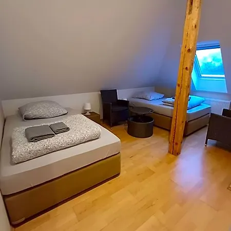 Hotel Doppelzimmer-bad-kuehlschrank-tv-19