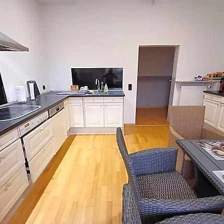 Doppelzimmer-bad-kuehlschrank-tv-19 *