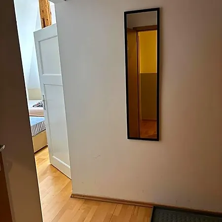 Doppelzimmer-bad-kuehlschrank-tv-19 Meine