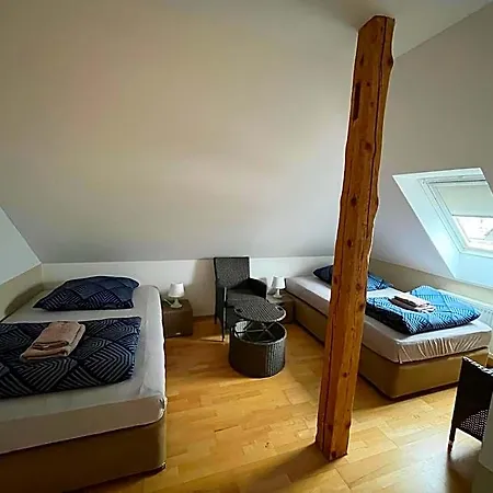 Doppelzimmer-bad-kuehlschrank-tv-19 *