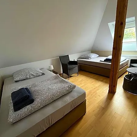 Doppelzimmer-bad-kuehlschrank-tv-19 *