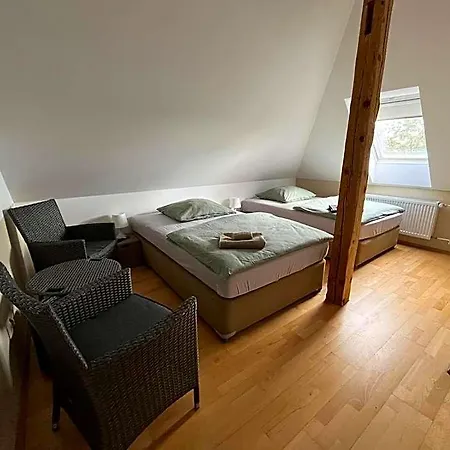 Doppelzimmer-bad-kuehlschrank-tv-19 Hotell