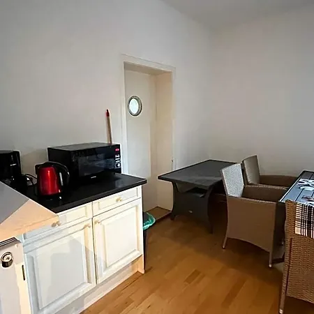 Doppelzimmer-bad-kuehlschrank-tv-19 Hotel *