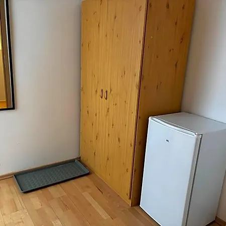 Doppelzimmer-bad-kuehlschrank-tv-19