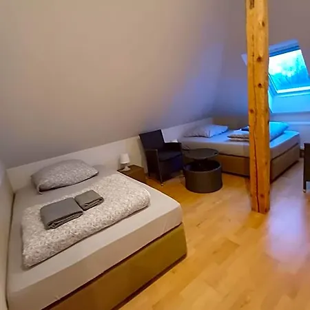 Doppelzimmer-bad-kuehlschrank-tv-19 *