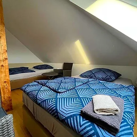 Doppelzimmer-bad-kuehlschrank-tv-19 Hotel
