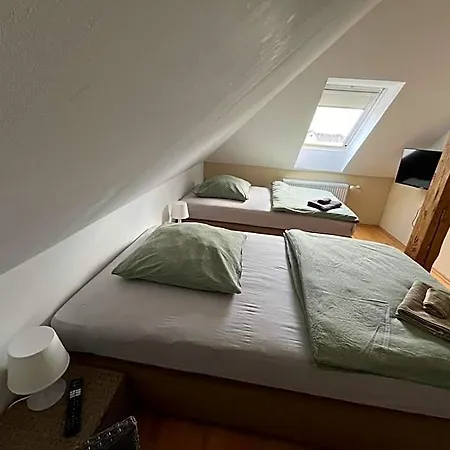 Doppelzimmer-bad-kuehlschrank-tv-19 Hotel