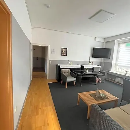 Doppelzimmer-bad-kuehlschrank-tv-19