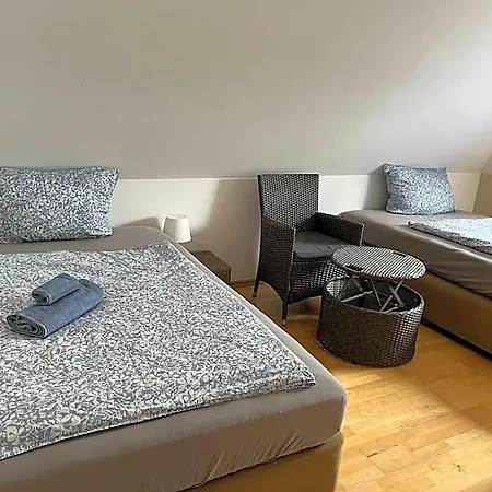 Doppelzimmer-bad-kuehlschrank-tv-19 * Meine