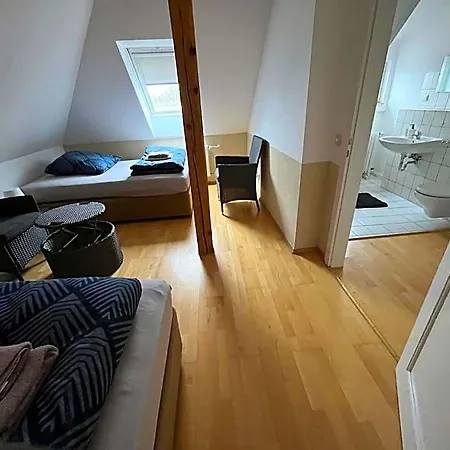 Hotell Doppelzimmer-bad-kuehlschrank-tv-19 *
