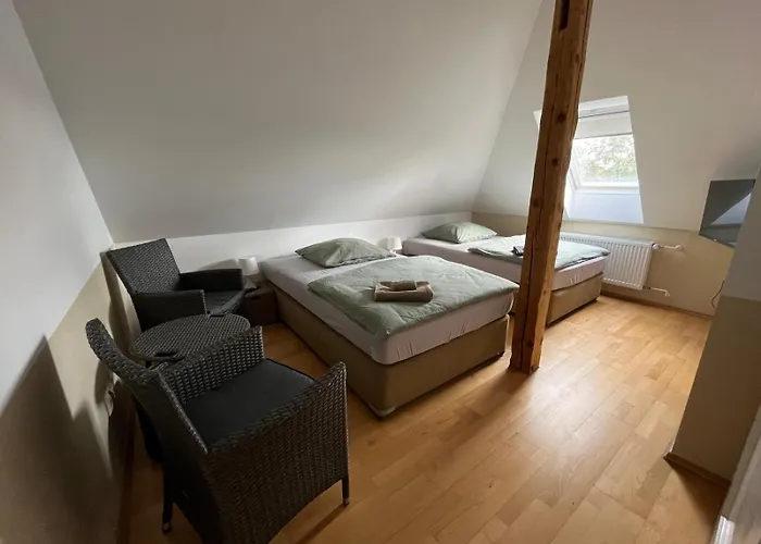 Doppelzimmer-bad-kuehlschrank-tv-19 Hotel *