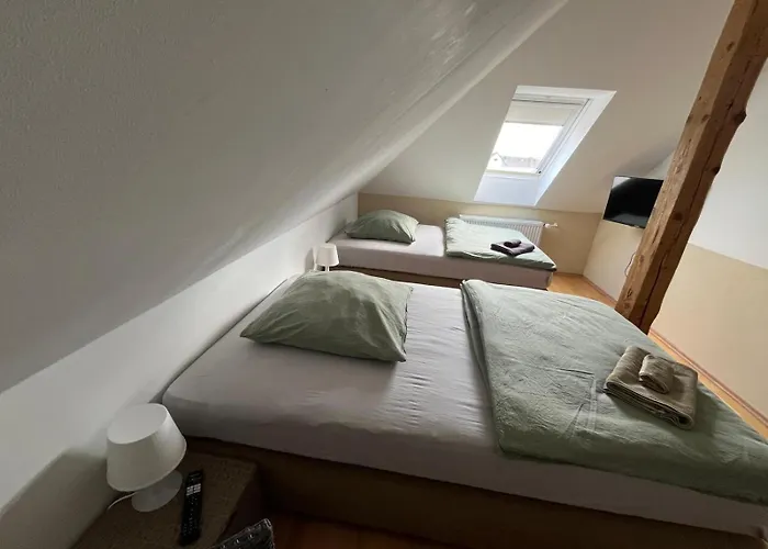 Doppelzimmer-bad-kuehlschrank-tv-19 *