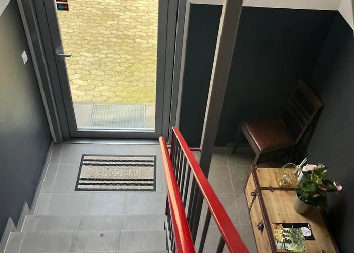 Doppelzimmer-bad-kuehlschrank-tv-19