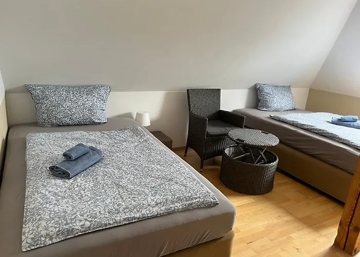 Doppelzimmer-bad-kuehlschrank-tv-19 Hotel *