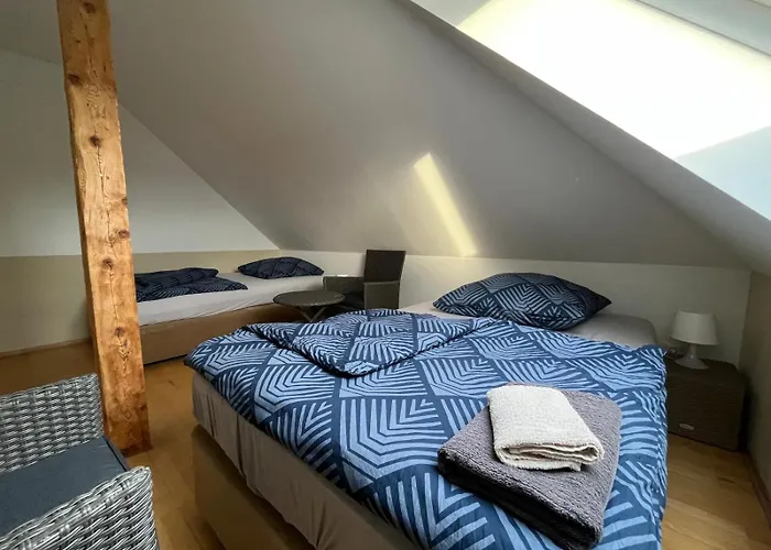Doppelzimmer-bad-kuehlschrank-tv-19