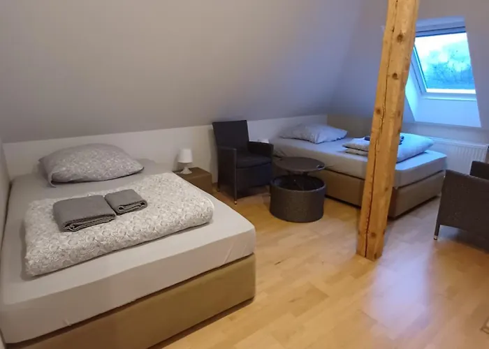 Doppelzimmer-bad-kuehlschrank-tv-19 Hotel