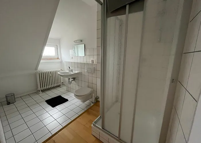 Doppelzimmer-bad-kuehlschrank-tv-19 Hotel *