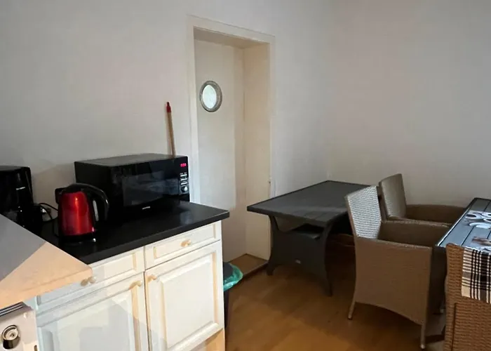 Doppelzimmer-bad-kuehlschrank-tv-19 *