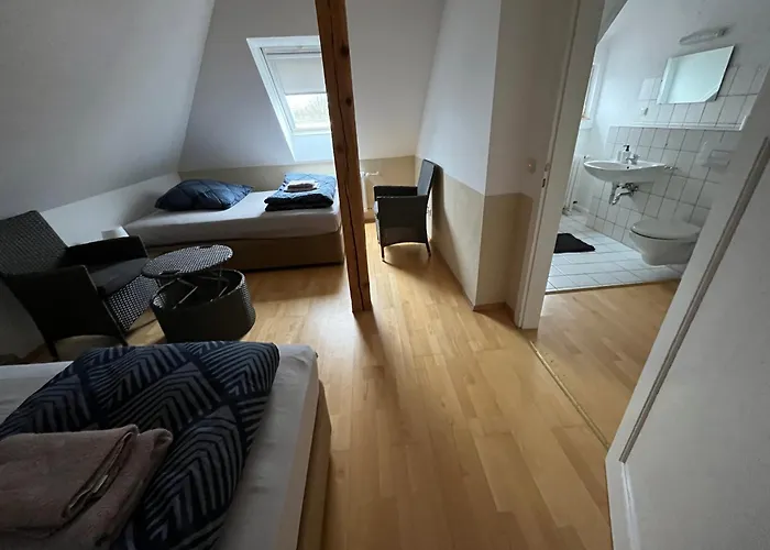 Doppelzimmer-bad-kuehlschrank-tv-19