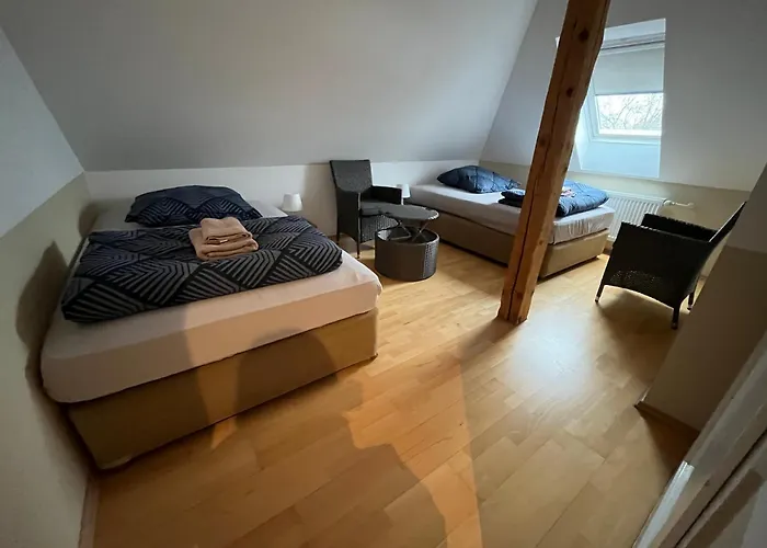 Doppelzimmer-bad-kuehlschrank-tv-19 Hotel