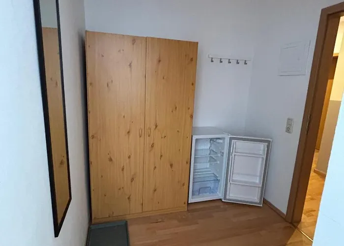 Doppelzimmer-bad-kuehlschrank-tv-19 Hotel