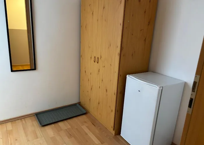 Hotel Doppelzimmer-bad-kuehlschrank-tv-19